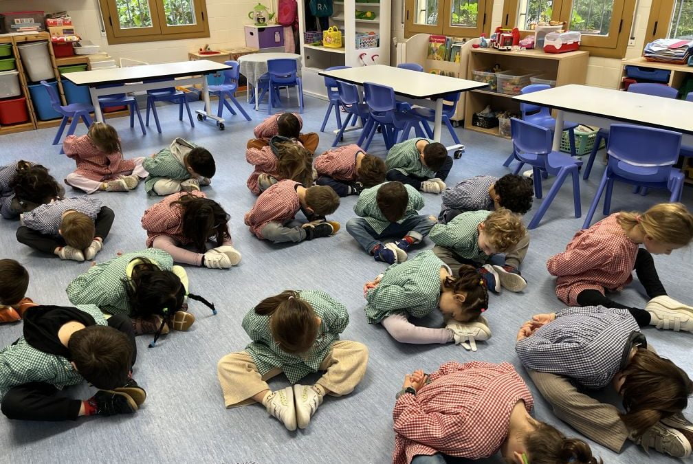 Descobrint el màgic món del ioga a l’escola